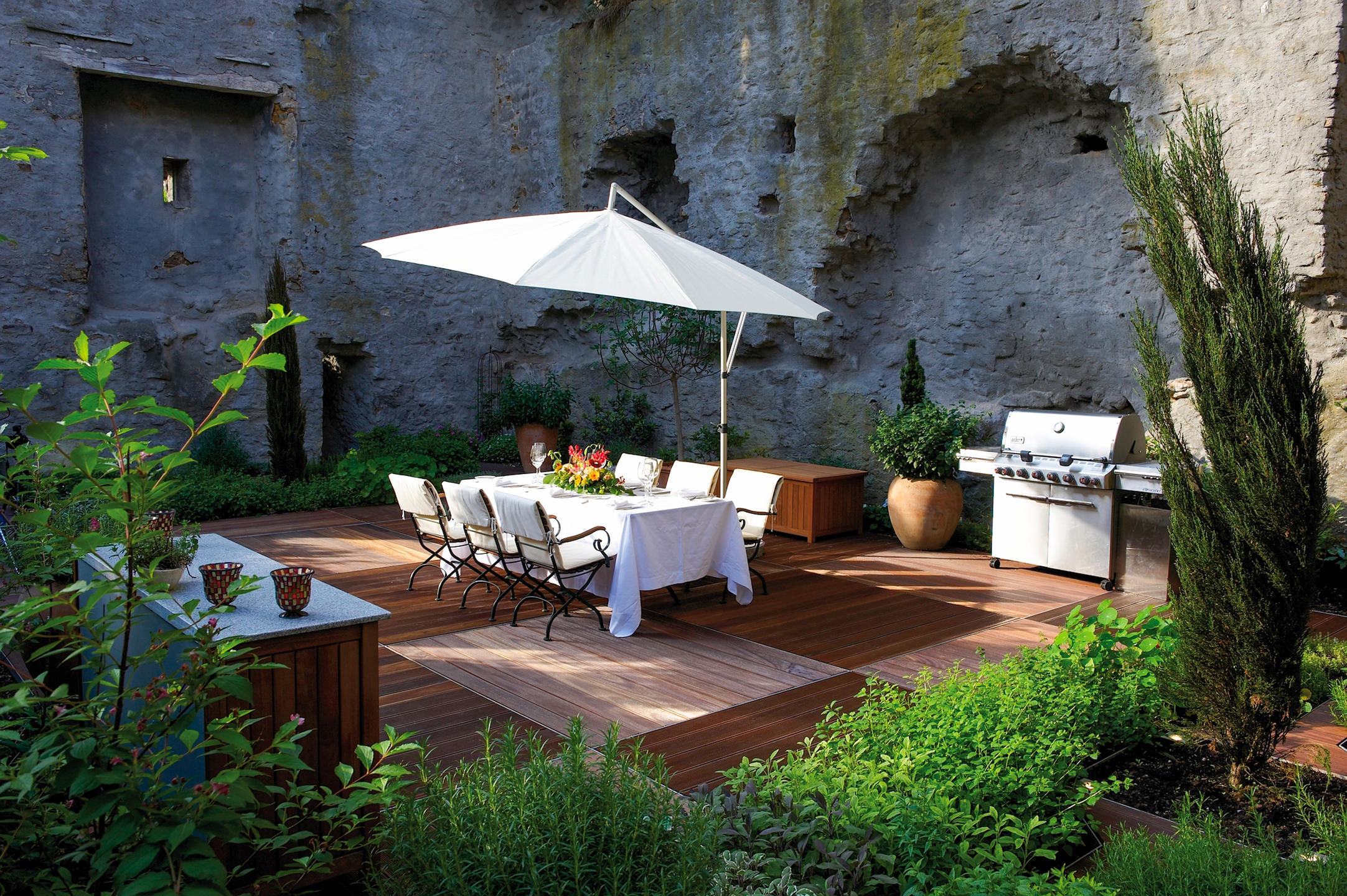 Parasol cantilever en blanc sur la terrasse